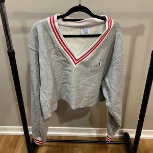 Women’s champion gray cropped v-neck crewneck size extra large XL